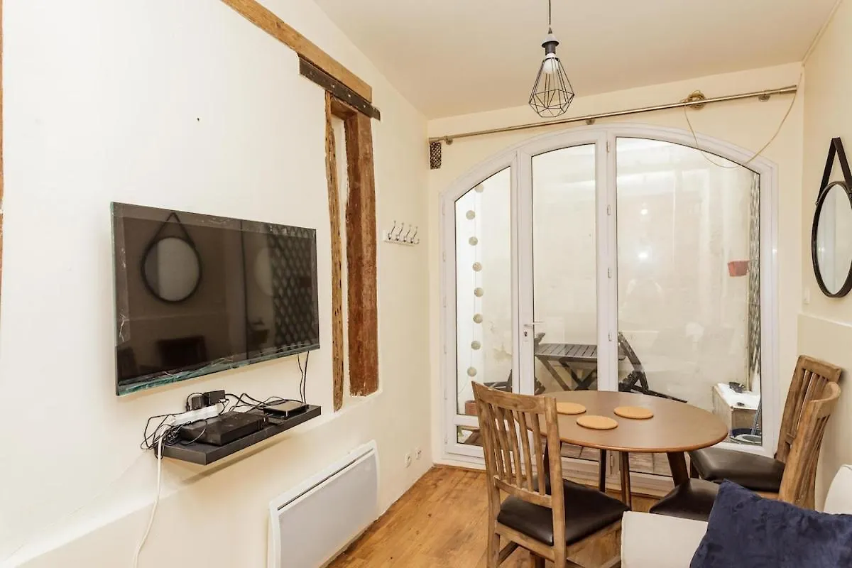 Charming Apartment With Terrace In Heart Paris